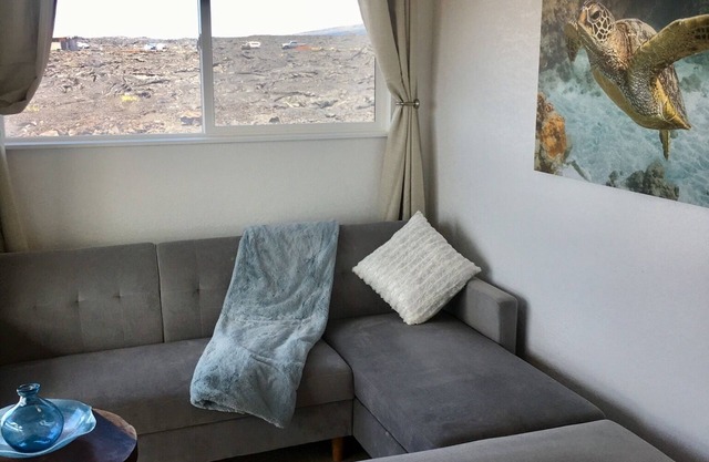Cargo Container HomeOnTheLava ~ Vue sur la mer et le volcan, pour 4 personnes ~ Le lever du soleil de Julie