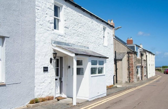 CARGOES, pet friendly, country holiday cottage in Craster