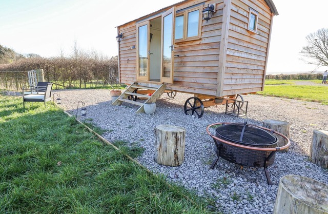 CARIAD BACH, pet friendly, character holiday cottage in Prestatyn