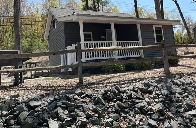 Carins 10 - Lakeside Cabins