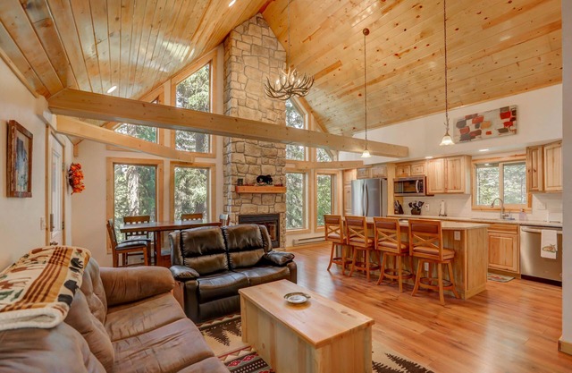 Carlson Cabin - Payette River Views and Access - Fishing - Private Wooded Setting - Pet Friendly