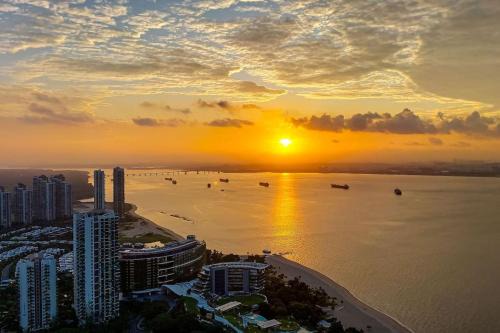 Carnelian Tower Hotel at ForestCity 4119 with WIFI