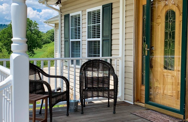 NOW BOOKING CAROLINA PINES - MOUNTAIN HOME WITH FIREPIT, WIFI & FIREPLACE!