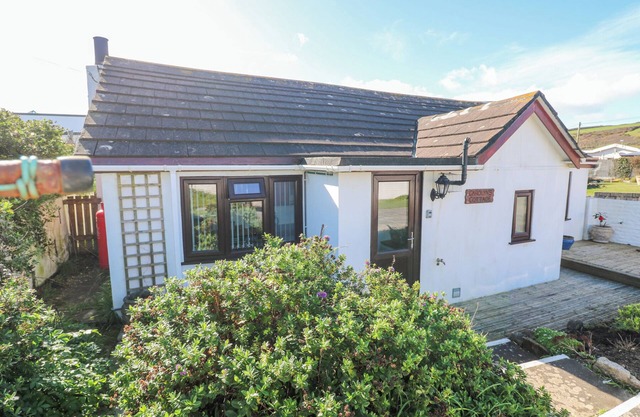 CAROLYNS COTTAGE, pet friendly, country holiday cottage in Praa Sands