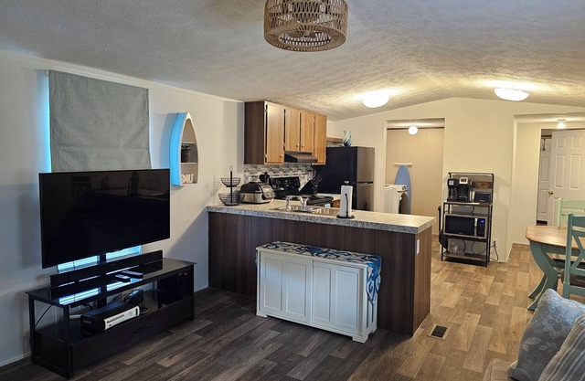 Carra's Cottage -3 bed 2 bath home, minutes from Berlin's town center and OC.