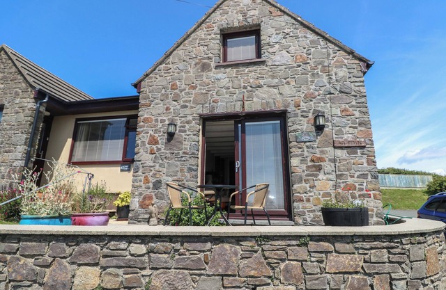 CARREG DDU, pet friendly, character holiday cottage in Solva