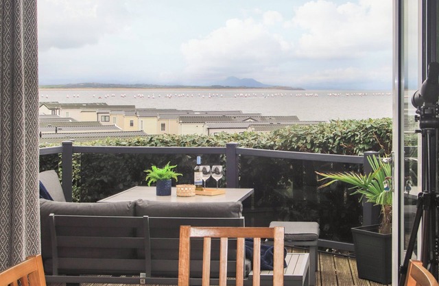 CARREG VIEW, family friendly, country holiday cottage in Pwllheli