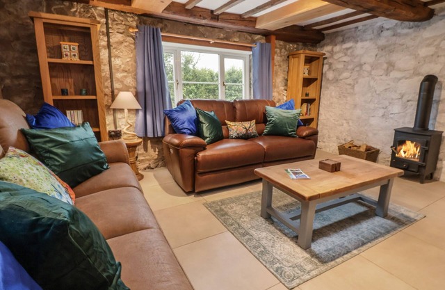 CARREY Y BIG COTTAGE, romantic, with open fire in Oswestry