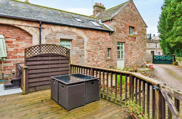 CARRIAGE HOUSE, pet friendly, with hot tub in Armathwaite