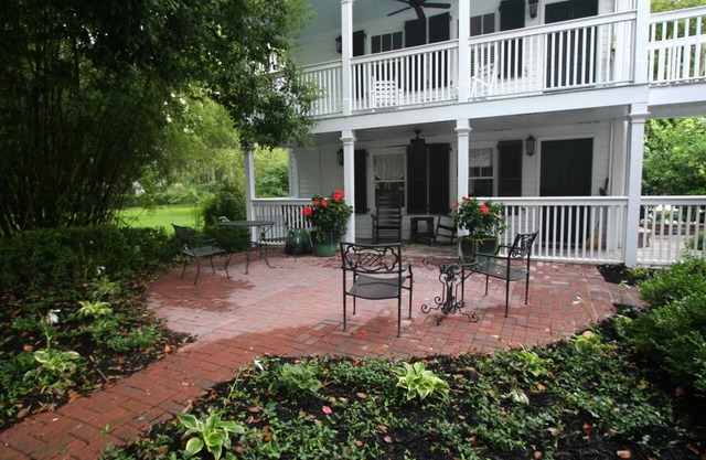 Carriage House sous Live Oaks dans le centre-ville historique de Beaufort avec jardin-patio
