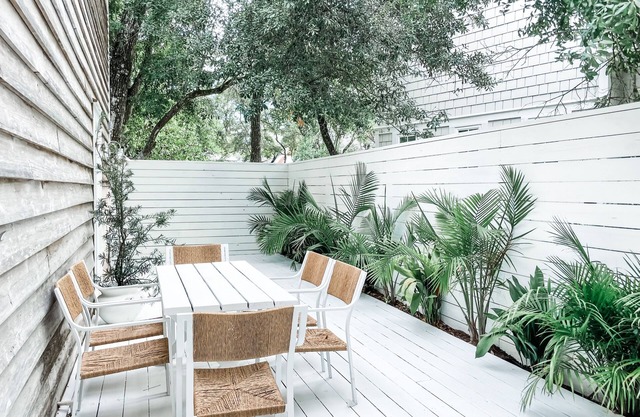Carriage house, 3 blocks to beach & Seaside