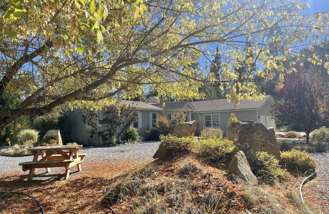 GRANDE MAISON SLEEPS 11! NORD FIN DE TRINITY LAKE!