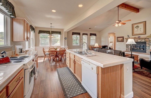 Carson Hill Cottage-Spacious Getaway