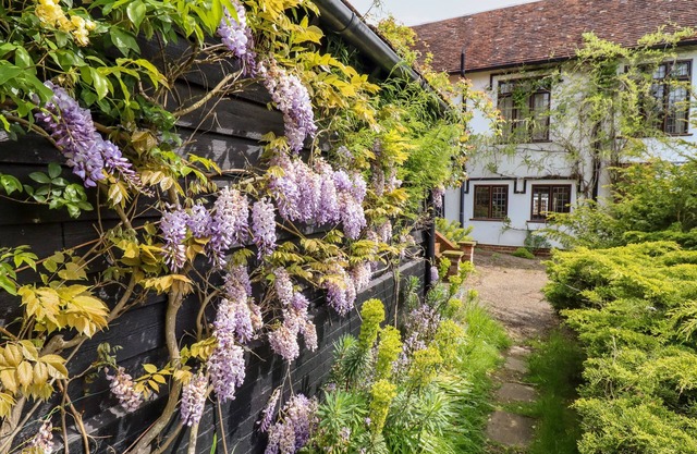 CART WHEEL COTTAGE, pet friendly, with open fire in Finchingfield