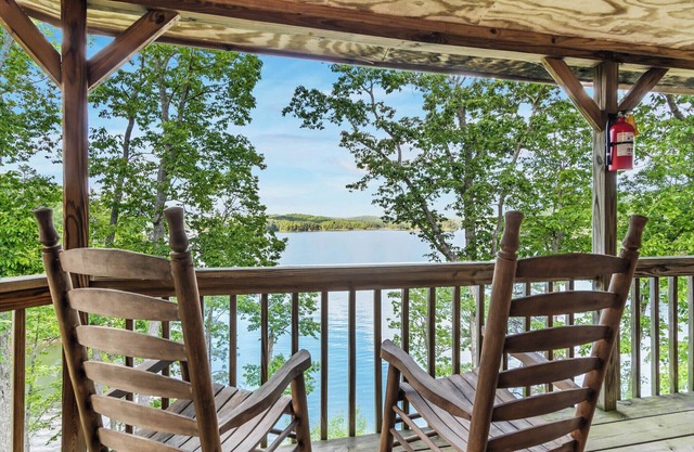 Carters Lake, Lakeside Cabin #8
