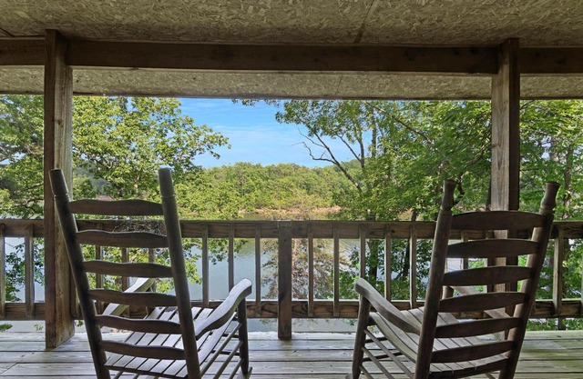 Carters Lake Lakeside Log Cabin #3