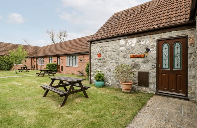 CARTHOUSE, pet friendly, character holiday cottage in Brean