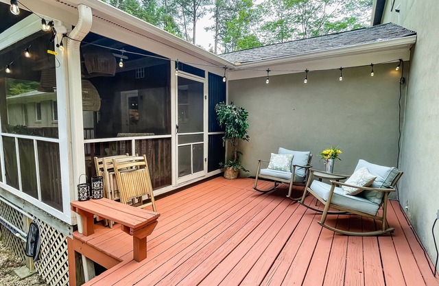Cary Stylish home with pool and jetted tubs. 6 beds, sleep 12