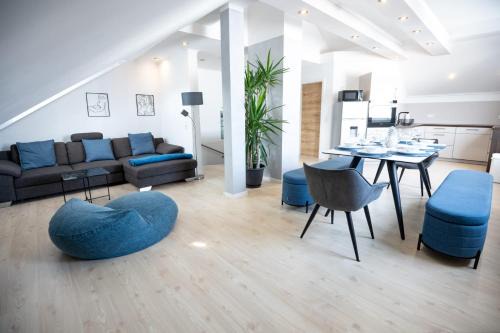 CASA 8070 Exklusive Maisonette 91 qm 4 Zimmer 1-9 Personen in Ingolstadt nähe A9, inklusive Parkplatz am Haus, Netflix, Kaffee, Tee, 24-h self-check-in, ideal für Gruppen, Familien und Geschäftsreisende