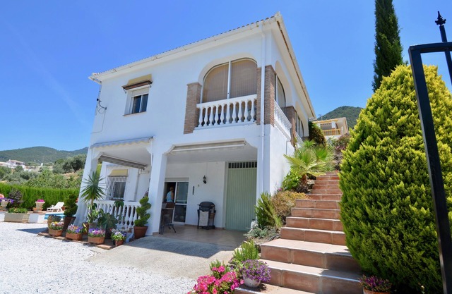 Casa Alegria, villa avec vue sur les montagnes et le lac, dans un endroit calme à Alc