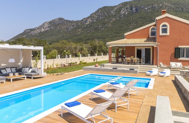 Villa de luxe Casa Alta Mare en bord de mer avec piscine privée chauffée à Corfou