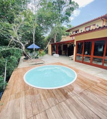 Casa ampla em condomínio fechado com área de lazer completa