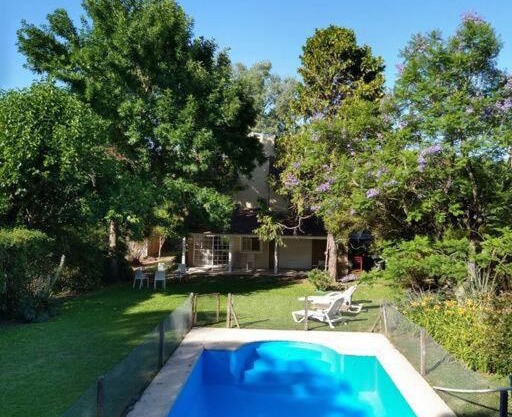 Casa amplia - Pileta y parque