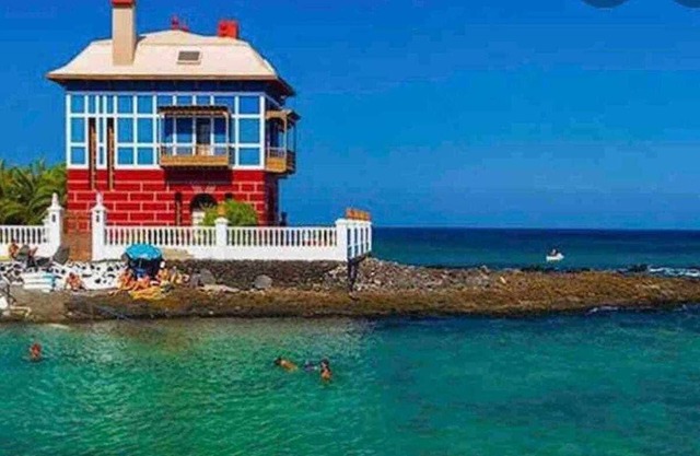 CASA ANCLADA BAJA Playa Arrieta en face d'une crique de rochers, nouvelle.