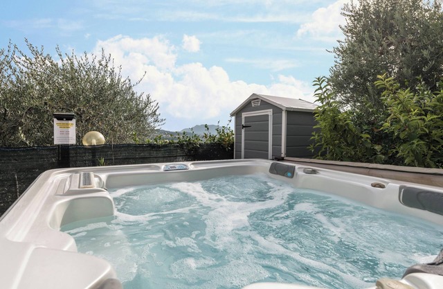 Casa Anna avec vue sur les montagnes, terrasse, bain à remous et Wi-Fi