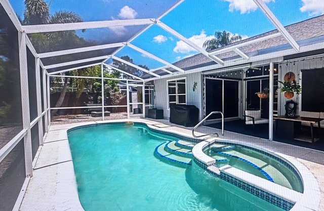 Casa Azul Sarasota Retreat-Hot Tub Pool Outdoor Living Area 9 mi to Siesta Key
