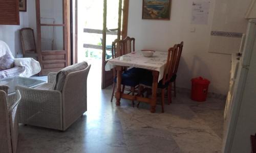 CASA-B- pequeño conjunto adosados