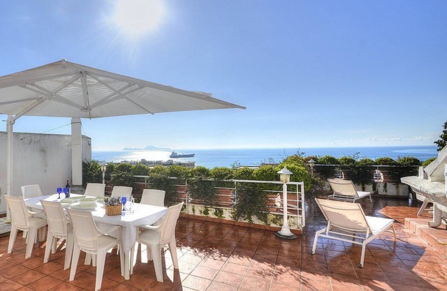 Casa Bellacqua: An elegant and welcoming apartment which faces the sun and the sea, with Free WI-FI.