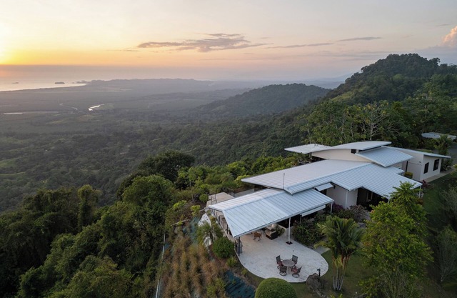 Casa Bendecida – The Blessed House in the Beautiful Hills of Portalon!
