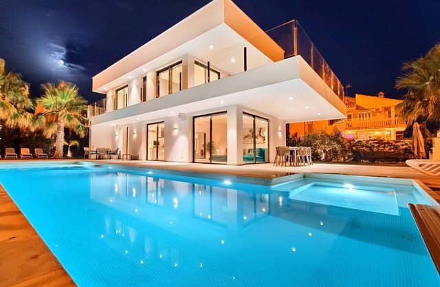 Villa sur la plage, immense piscine privée et jardin