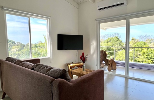 Casa Blanca Manuel Antonio B2: Cozy & Secure 2-Br Apt, Central, Pool & Parking!