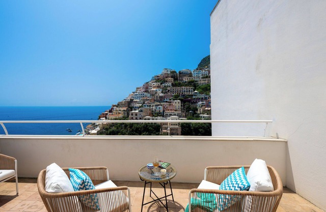 CASA BLÙ DAMA est situé au centre de Positano a une belle vue