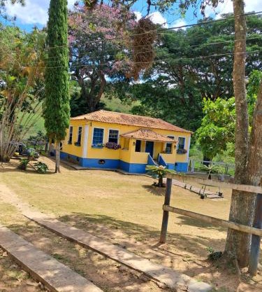 Casa de fazenda com lago