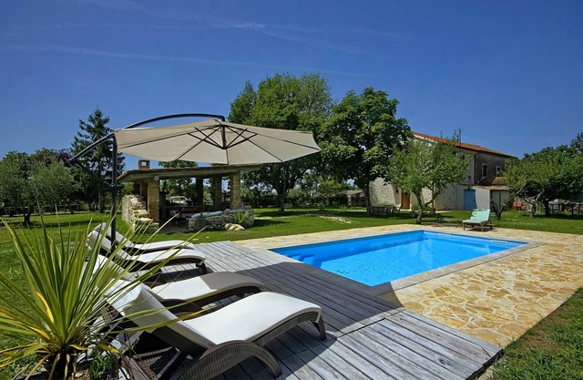 Maison istrienne avec grand jardin, piscine, solarium et cuisine d'été.