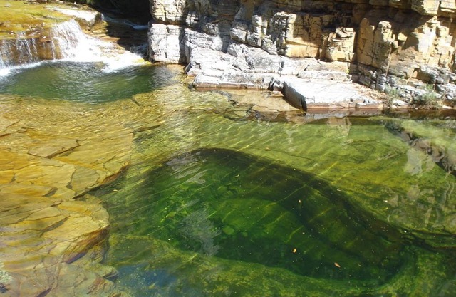 CASA C / PISCINES NATURELLES ET LANGAGE DES ÉCHARPES DU LAC CANYONS
