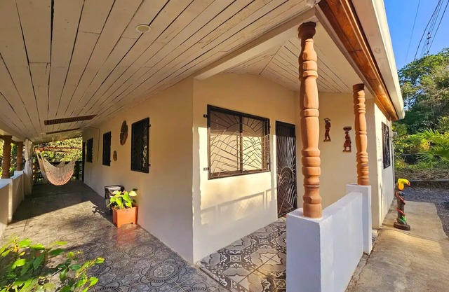 Casa Cariad *Cottage house near Playa Bejuco*
