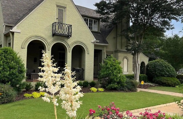 4 bedroom home located 1/2 a mile from Stadium!
