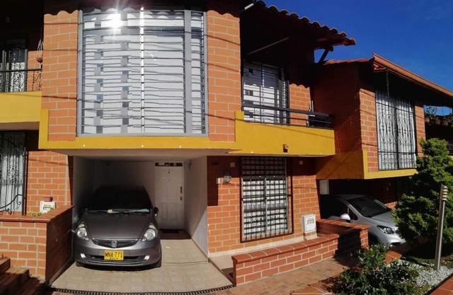 Casa cerca al Aerpuerto y hospital San Vicente Cozy House close to the Airport.