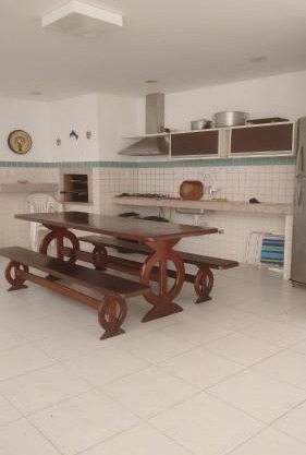 Casa com 6 suítes e piscina, a 160m da praia, 8km UniPRF