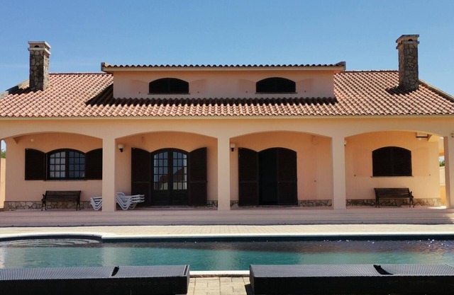Country house with swimming pool, baracue, garden. Pets accepted!
