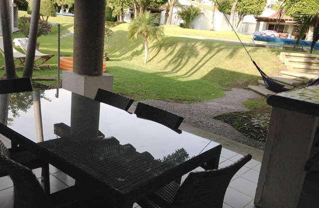 Casa con alberca et hermosos jardines en condominio, Santa Fé, Xochitepec Morelos