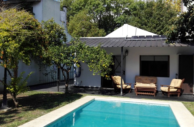 Casa con garage y piscina climatizada