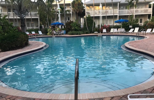 Casa Cove New Beautiful Tropical Decorated 3 KING SUITES - Sleeps 8 - Pool