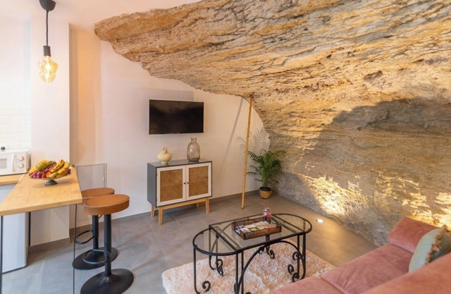 Casa Cueva Las Chicas del Puente Setenil de las Bodegas by Ruralidays