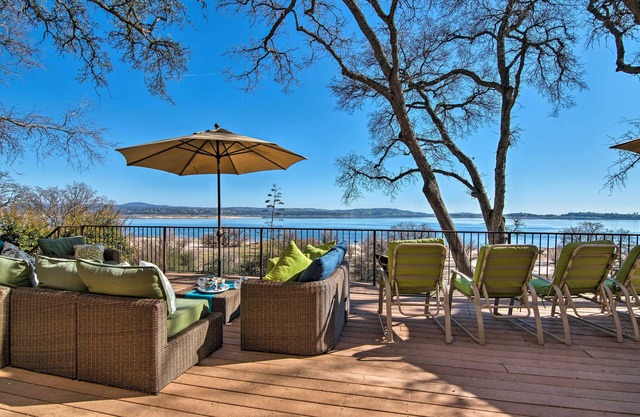 Spacieuse 'Casa d'Amore' Granite Bay Lake House!