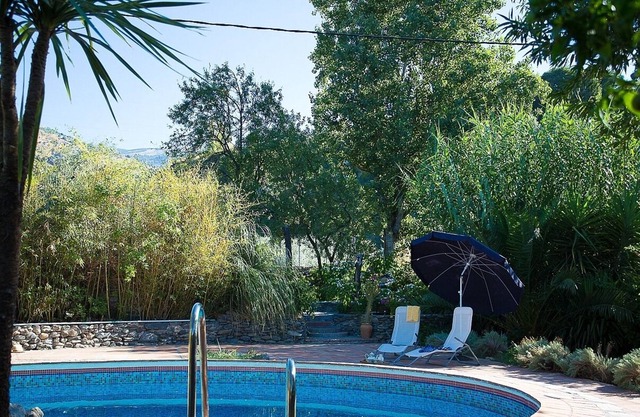 Casa De Almendras - un Alpujrran Cortijo avec piscine, jardins et vue sur la montagne
